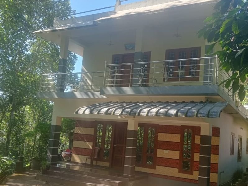 കട്ടപ്പന അടുത്ത് ഹൈവേ 50മീറ്റർ അടുത്ത് 5സെന്റ് സ്ഥലം 2നിലവീട് വില്പനക്ക്.