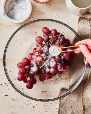 കടകളിൽ നിന്ന് വാങ്ങുന്ന മുന്തിരികളിലെ മാരക വിഷാംശങ്ങൾ എങ്ങനെ നീക്കം ചെയ്യാം? ചില എളുപ്പവഴികൾ ഇതാ