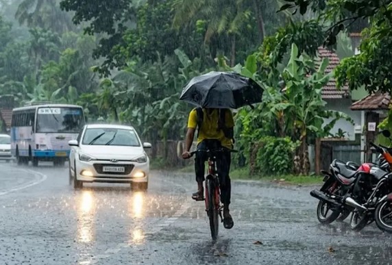 കേരളത്തിൽ കാലവർഷം അതിവേഗം വ്യാപിക്കുന്നു; കനത്ത മഴയ്ക്കും മഴക്കെടുതിക്കും സാധ്യത, സംസ്ഥാനത്ത് മുന്നൊരുക്കങ്ങൾ ശക്തമാക്കി
