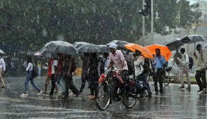കേരളത്തിൽ നാളെ എല്ലാ ജില്ലകളിലും മഴയ്ക്ക് സാധ്യത; 