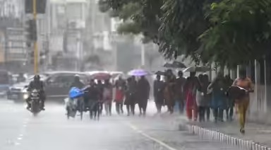 കേരളത്തിൽ ഇന്നും മഴ തുടരും: തെക്ക്, മധ്യ ജില്ലകളിൽ മഴ ശക്തമാകാൻ സാധ്യത; രണ്ട് ജില്ലകളിൽ വിദ്യാഭ്യാസ സ്ഥാപനങ്ങൾക്ക് അവധി