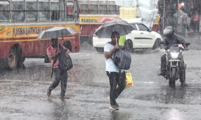 കേരളത്തിൽ മഴ മുന്നറിയിപ്പ് ശക്തം; രണ്ട് ജില്ലകളിൽ റെഡ് അലർട്ട്, അഞ്ച് ജില്ലകളിൽ 'കവചം' സൈറൺ മുഴങ്ങി