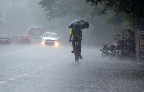 ശക്തി കുറയാതെ അതിതീവ്ര ന്യൂനമർദ്ദം: കേരളത്തിൽ മഴ കനക്കും