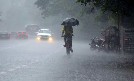 സംസ്ഥാനത്ത് പടിഞ്ഞാറൻ കാറ്റ് ശക്തം; മധ്യ-തെക്കൻ കേരളത്തിൽ മഴ തുടരുന്നു, ഉച്ചയ്ക്ക് ശേഷം ഒറ്റപ്പെട്ട മഴയ്ക്ക് സാധ്യത