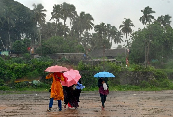 ബംഗാൾ ഉൾക്കടലിൽ ന്യൂനമർദ്ദം ശക്തമാകുന്നു: സംസ്ഥാനത്ത് വരും ദിവസങ്ങളിലും മഴ തുടരും; ജാഗ്രതാ നിർദേശം
